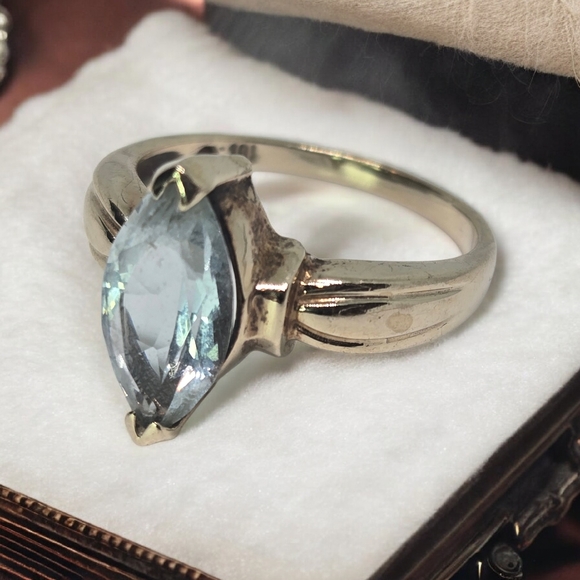 Aquamarine Marquise 10K Yellow Gold Elegant Women's Ring Sz 5.75 Beautiful - Picture 3 of 11